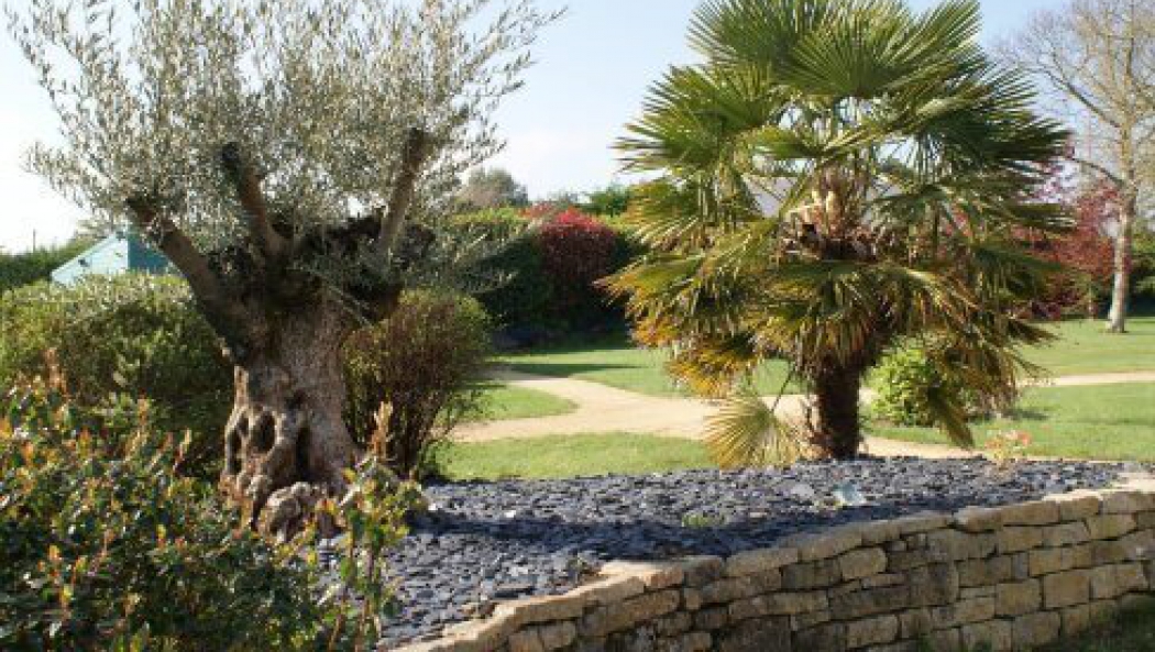 Comment réaliser une bordure de jardin avec des galets roulés ?