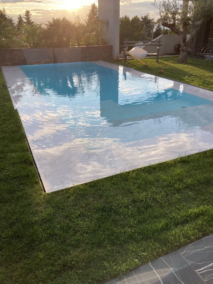Sublime piscine en carrelage extérieur avec effet miroir