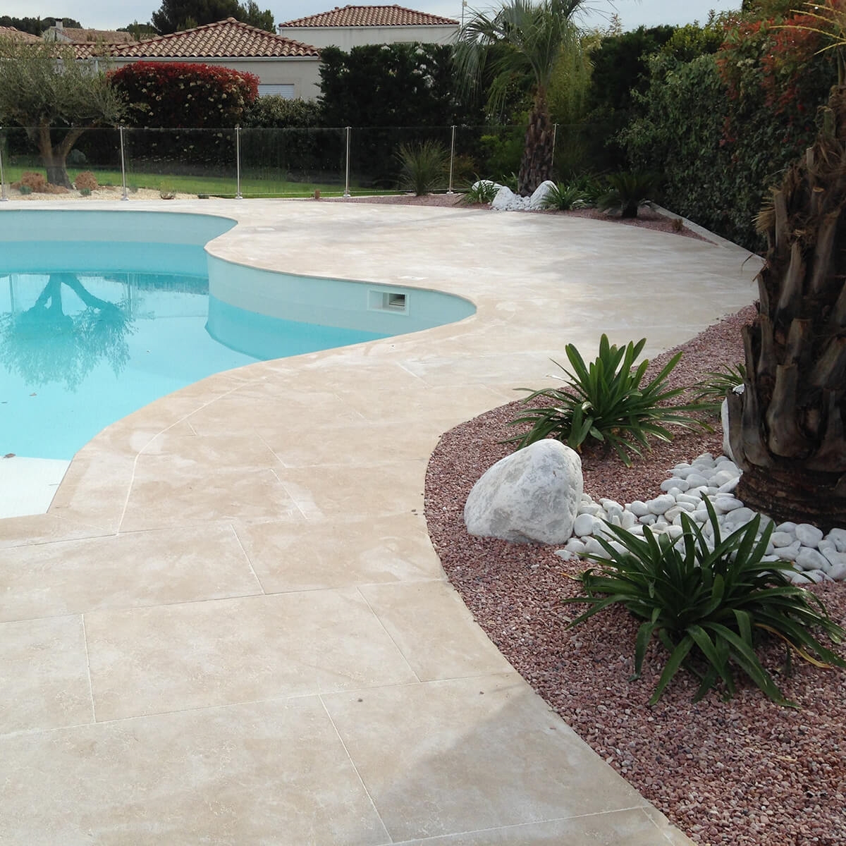 Dalle en pierre naturelle calcaire Crema sinai, beige, finition sablée brossée