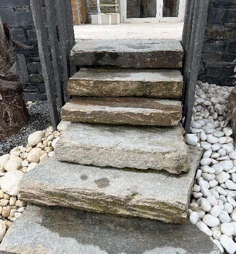 Bloc marche en quartz Luserne Mordorée, toutes faces naturelles, ép. 12/17 cm