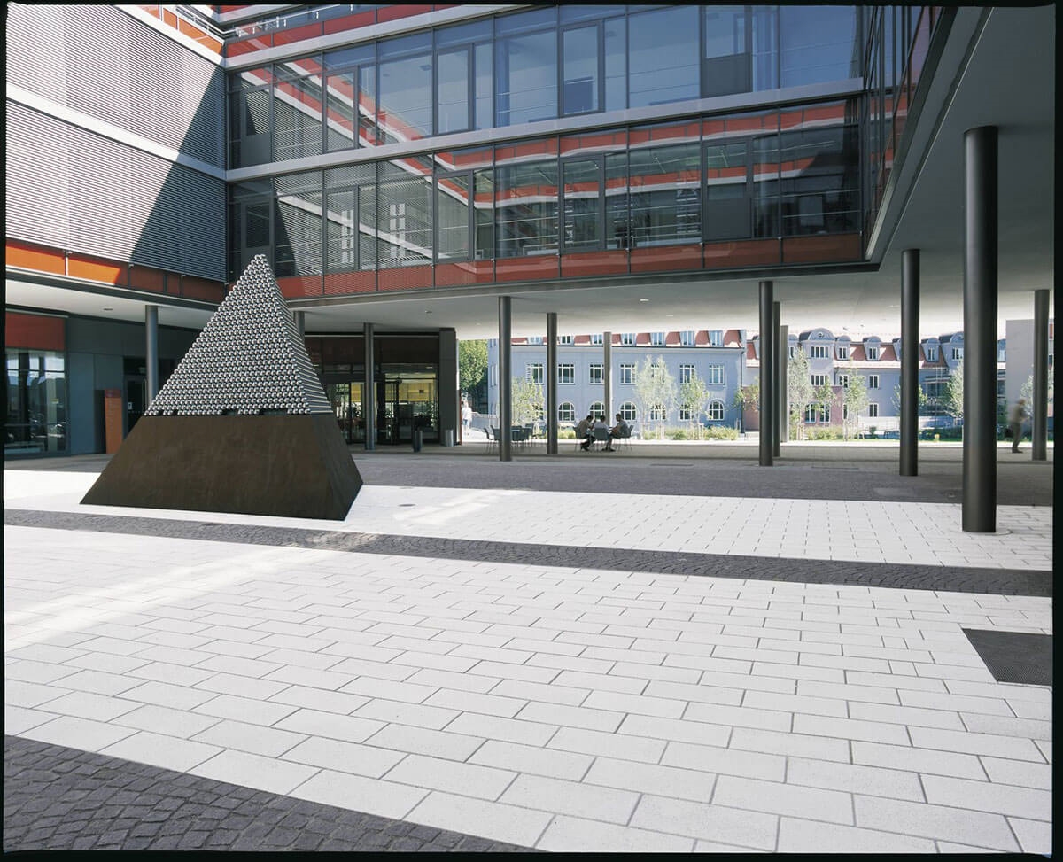 Pavés béton monoformats La Linia, granit blanc, finition grenaillée, ép.6cm