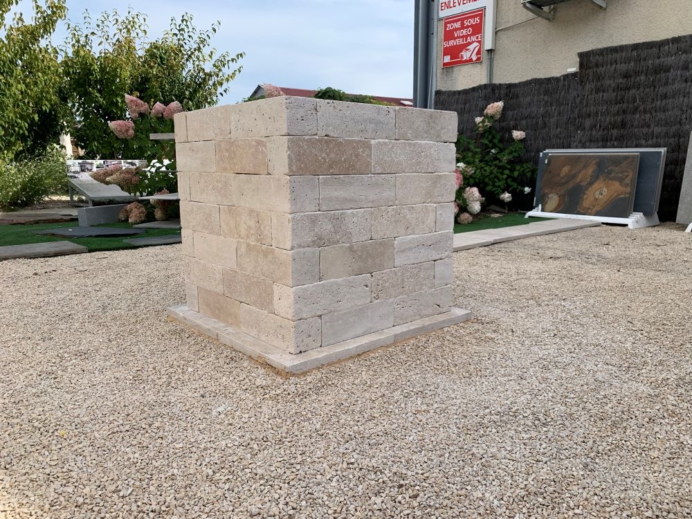 Bordure travertin beige vieillie, l.30 x l.10 x ep.10 cm