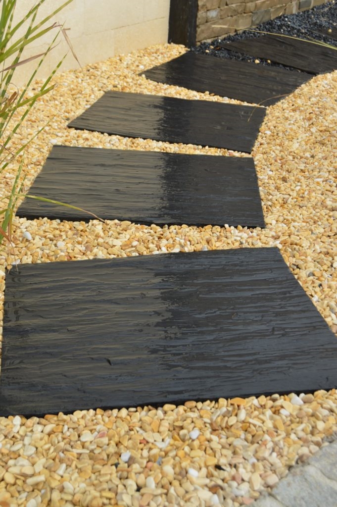 Pas japonais en schiste noir avec aspect rustique, ép.3/7 cm