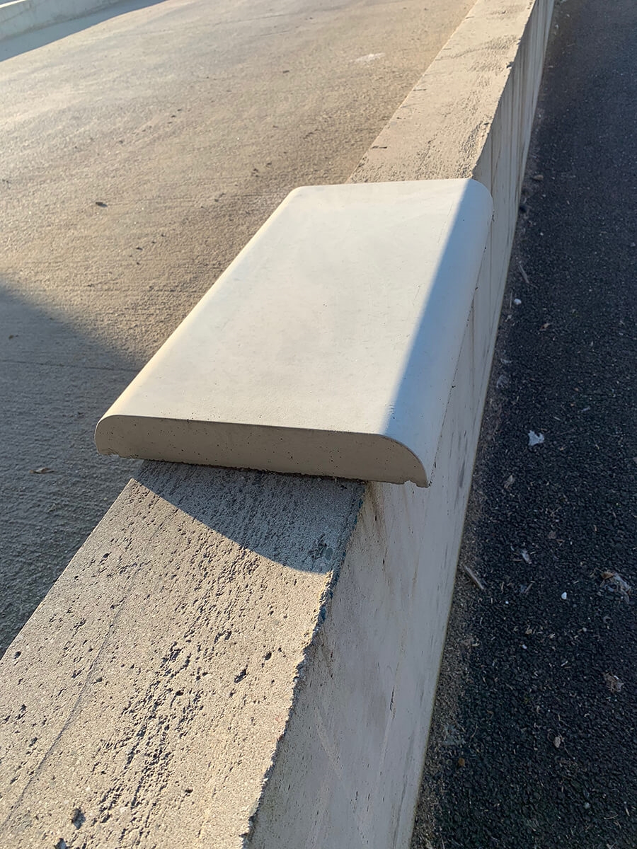 Couvertine de mur en béton gris, plate à bord arrondi, L.50 x l.28 x ep.4 cm