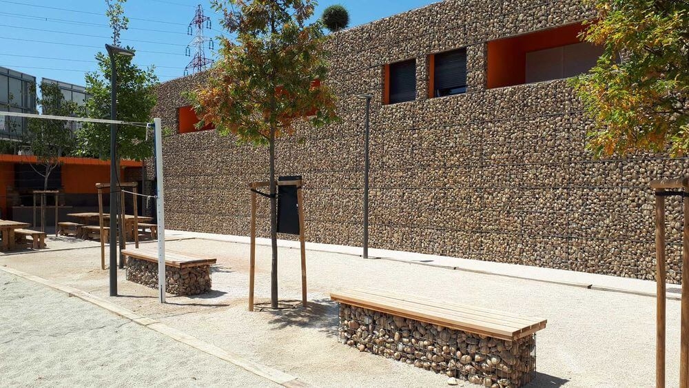 Banc en gabion en kit avec assise en bois mélèze