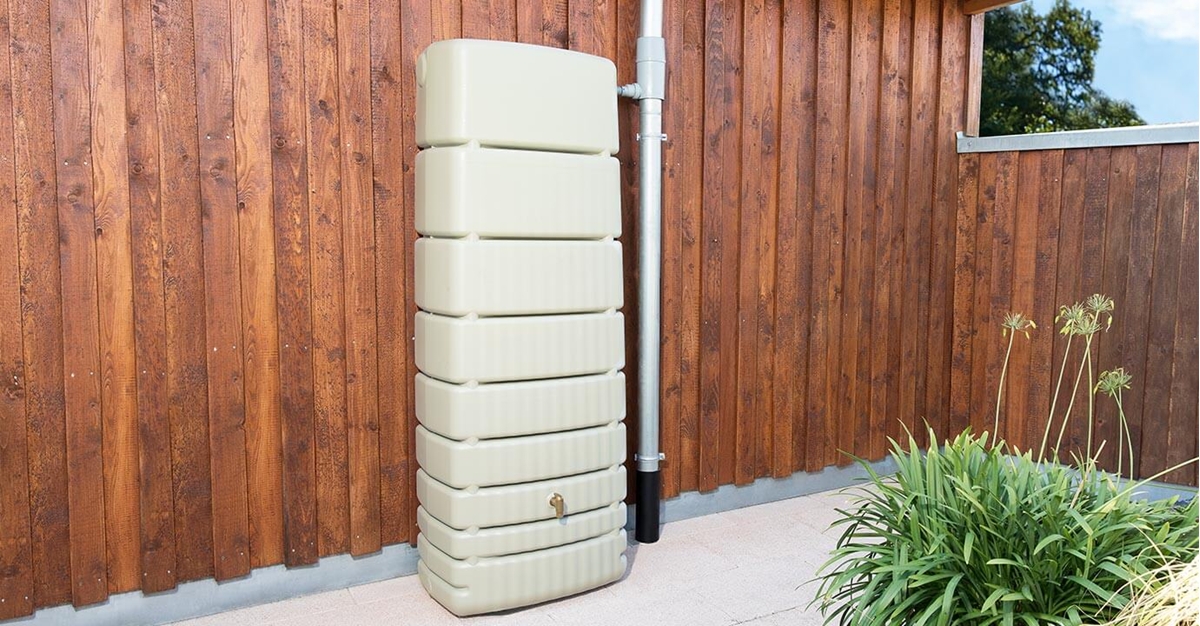 Récupérateur murale d'eau pluviale, slim 500 L, couleur sable et robinet laiton