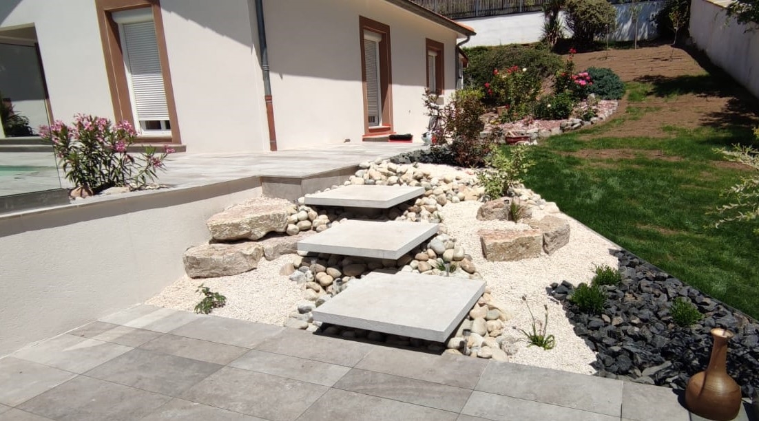 Marche suspendue pierre naturelle Kemet, finition sablée, L.100xl.100x ép. 8 cm