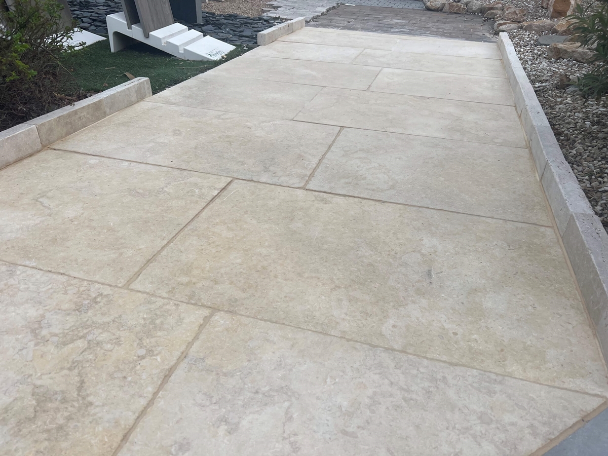 Dalle pierre naturelle calcaire Kemet, couleur beige, finition adoucie vieillie