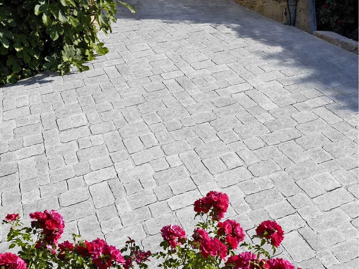 Pavé béton multiformats Tolède, épaisseur 6 cm, finition vieillie martelée