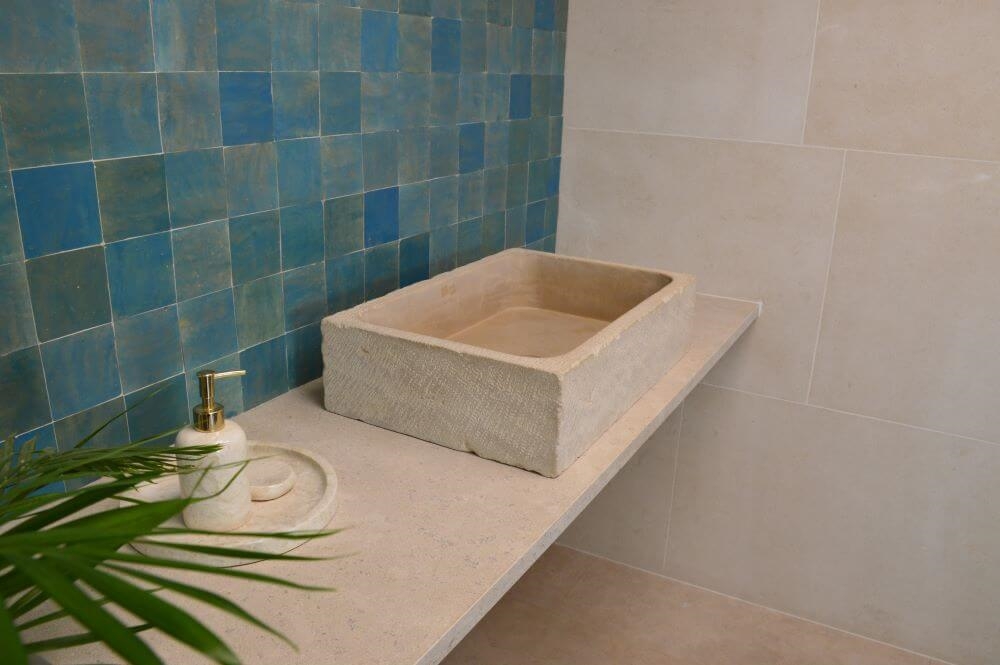 Vasque en pierre naturelle Francaise, coloris beige