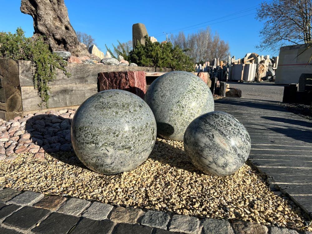 Sphère décorative en pierre naturelle, couleur vert nuancé, série savanah