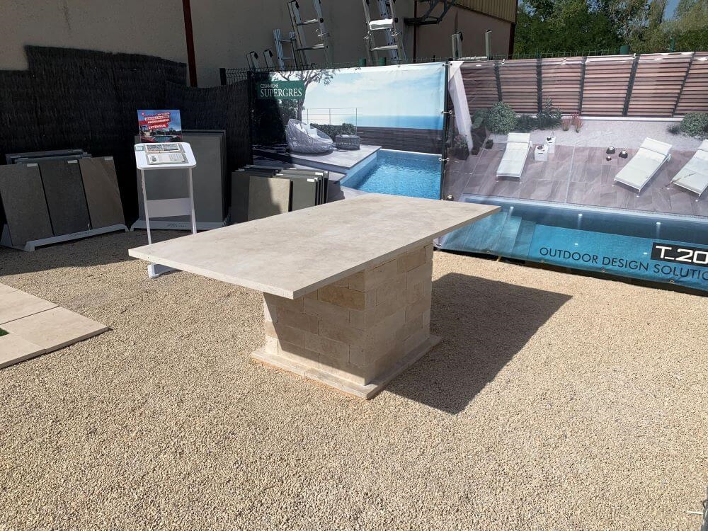 Table en travertin, coloris mix beige, L.200 x l.100 x ép. 3 cm