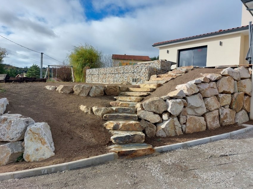 Marche en pierre naturelle Gneiss Madale, grand format, ép. 12 à 18 cm