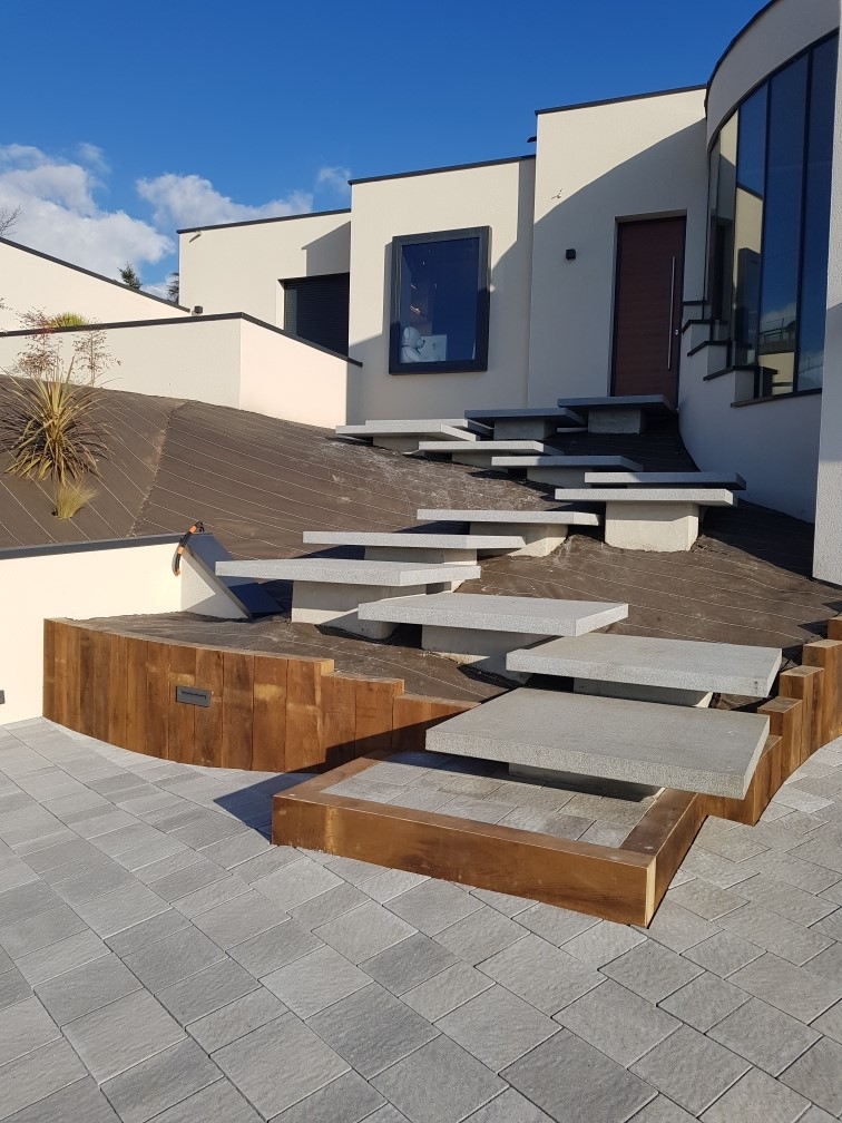 Marche pour escalier en granit G654, finition flammée