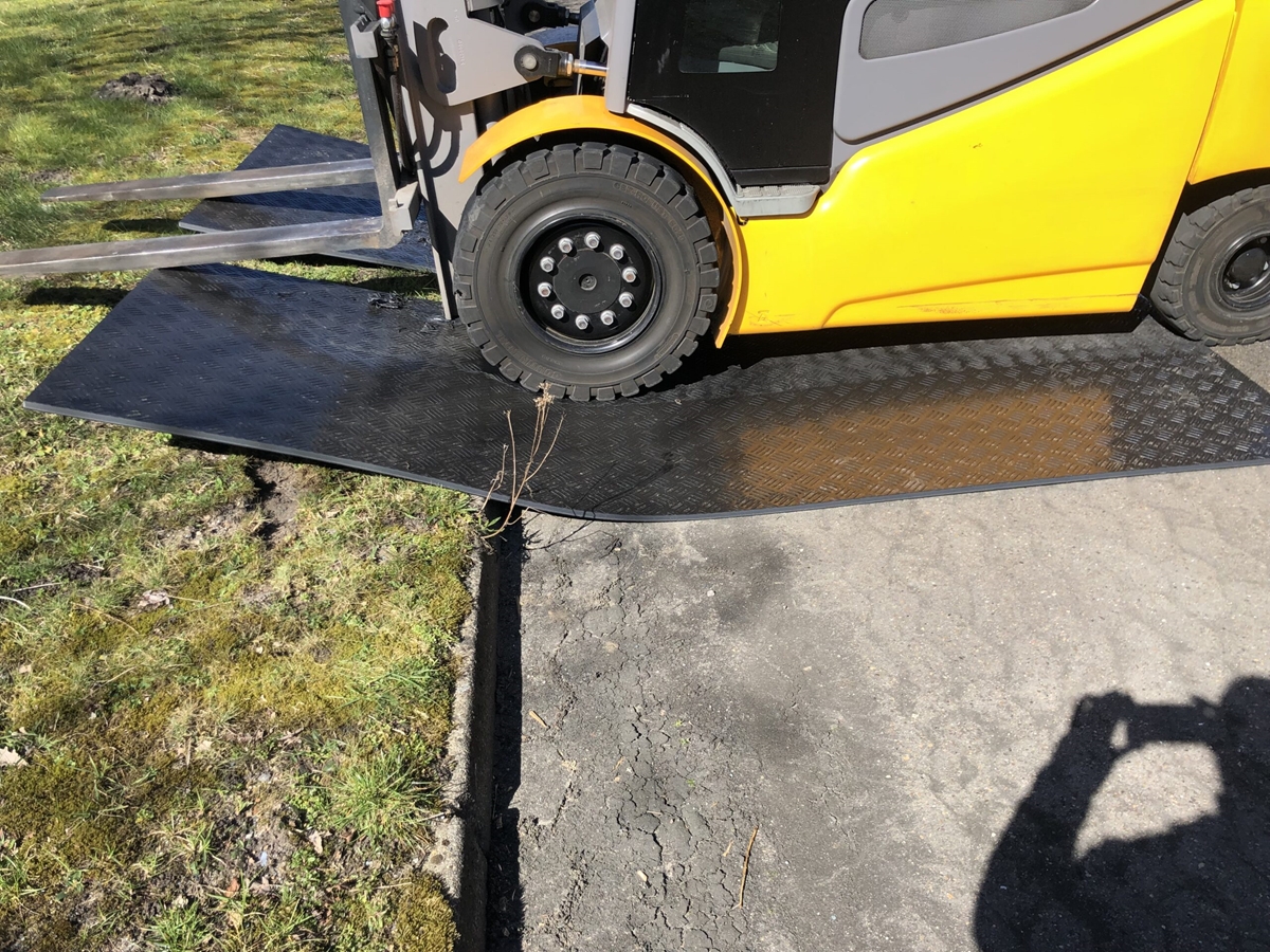 Plaque de roulage en plastique recyclé, gaufrée, L.2,4 x l.1,2 m x ép.11,5 mm