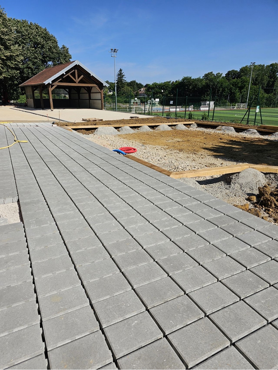 Pavé béton drainant et écologique, Variogreen, 20x20 ep.8cm, ergot 30 mm, gris