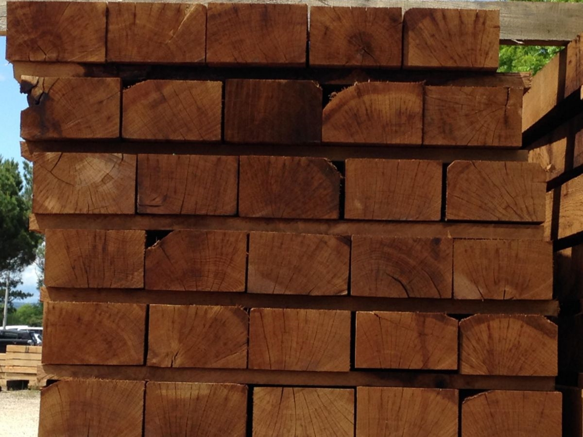 Traverse paysagère en chêne traité classe 4, 3 à 4 arêtes vives, section 12 x 20