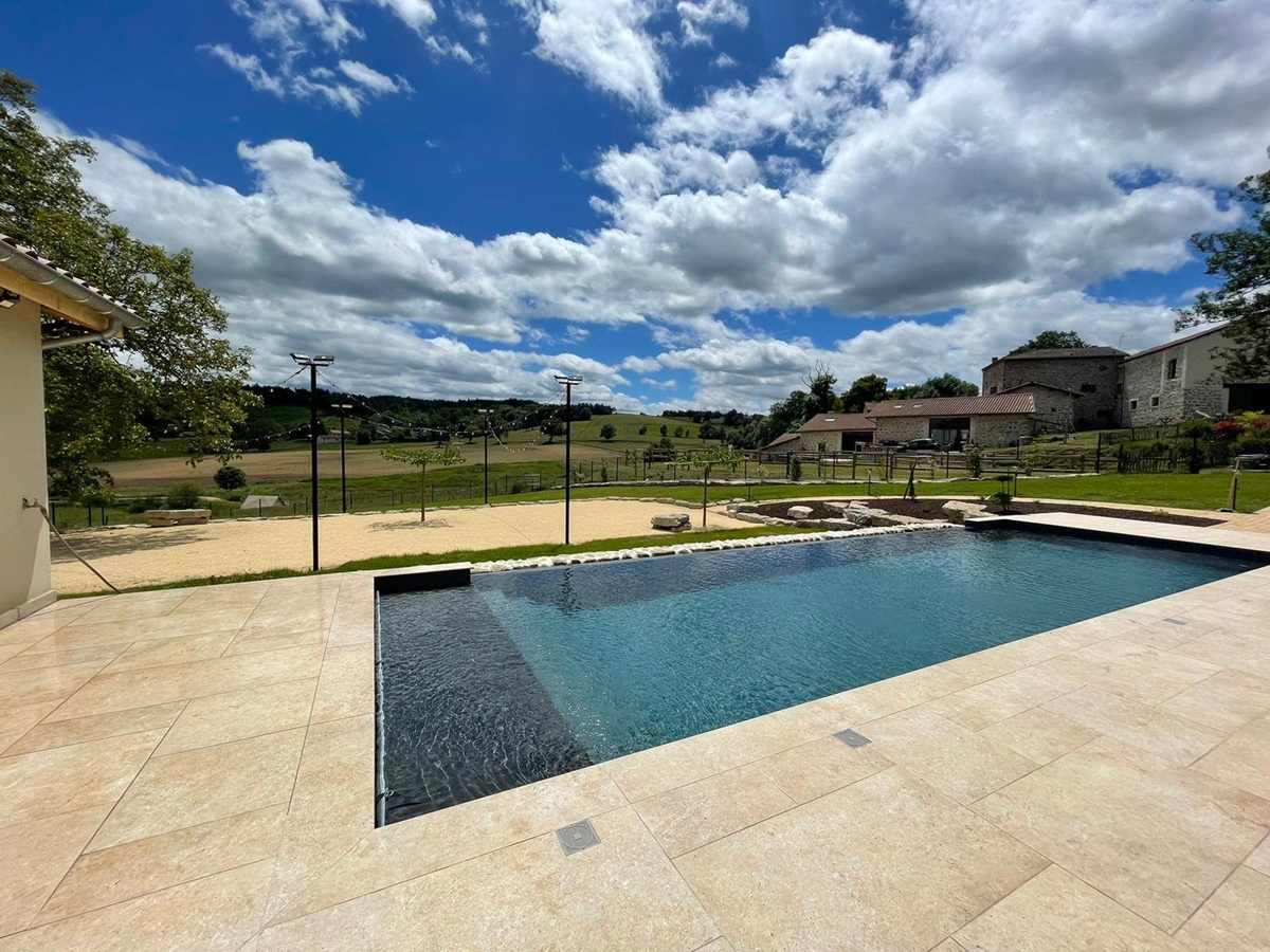 Carrelage grès cérame série Astrum aspect travertin, couleur beige, Opus romain