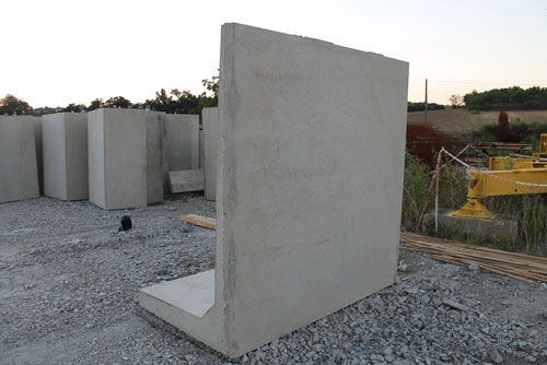 Mur de soutènement en béton armé en L, couleur gris béton