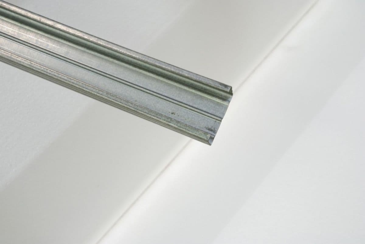 Fourrure F530 (section 47 x 18 mm) pour plafond ou doublage placo