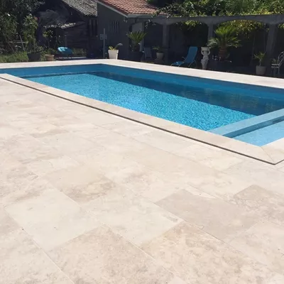 Dalle en travertin, coloris mixte beige, finition vieillie