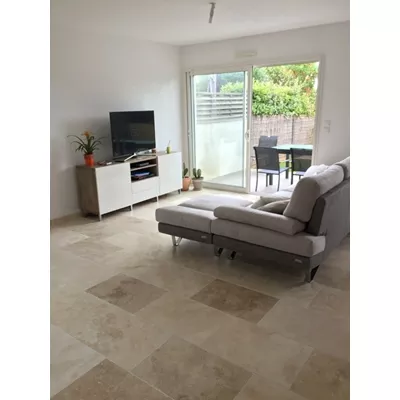 Dalle en travertin, coloris mixte beige, finition vieillie