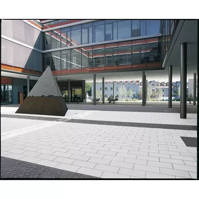 Pavés béton monoformats La Linia, granit blanc, finition grenaillée, ép.6cm