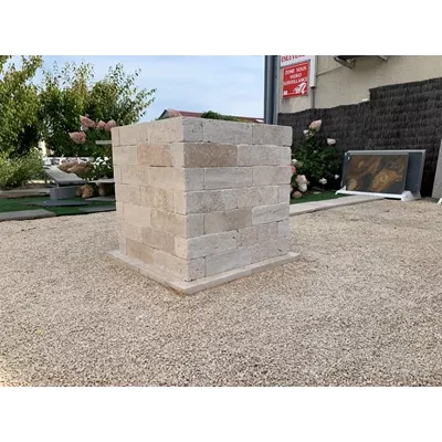 Bordure travertin beige vieillie, l.30 x l.10 x ep.10 cm