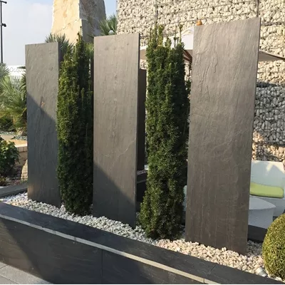 Pas japonais en schiste noir avec aspect rustique, ép.3/7 cm