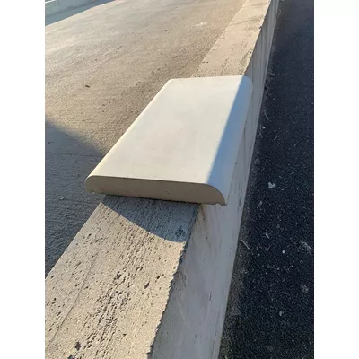 Couvertine de mur en béton gris, plate à bord arrondi, L.50 x l.28 x ep.4 cm