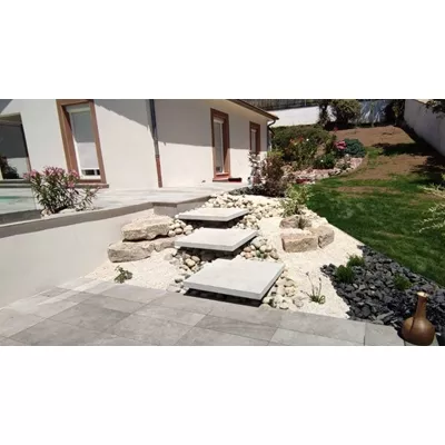 Marche suspendue pierre naturelle Kemet, finition sablée, L.100xl.100x ép. 8 cm