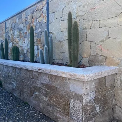 Bloc mur en travertin, coloris beige mix, face éclatée, largeur 18 cm, longueur