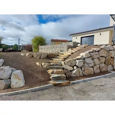 Marche en pierre naturelle Gneiss Madale, grand format, ép. 12 à 18 cm