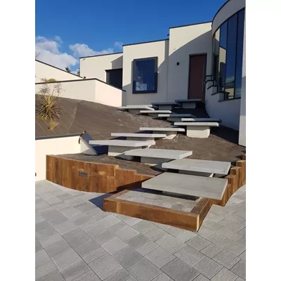 Marche pour escalier en granit G654, finition flammée