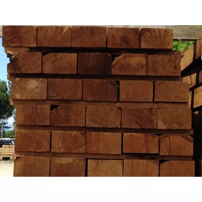 Traverse paysagère en chêne traité classe 4, 3 à 4 arêtes vives, section 12 x 20