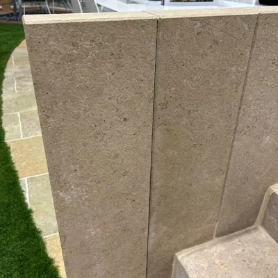 Palissade en pierre naturelle créma sinai, finition vieillie