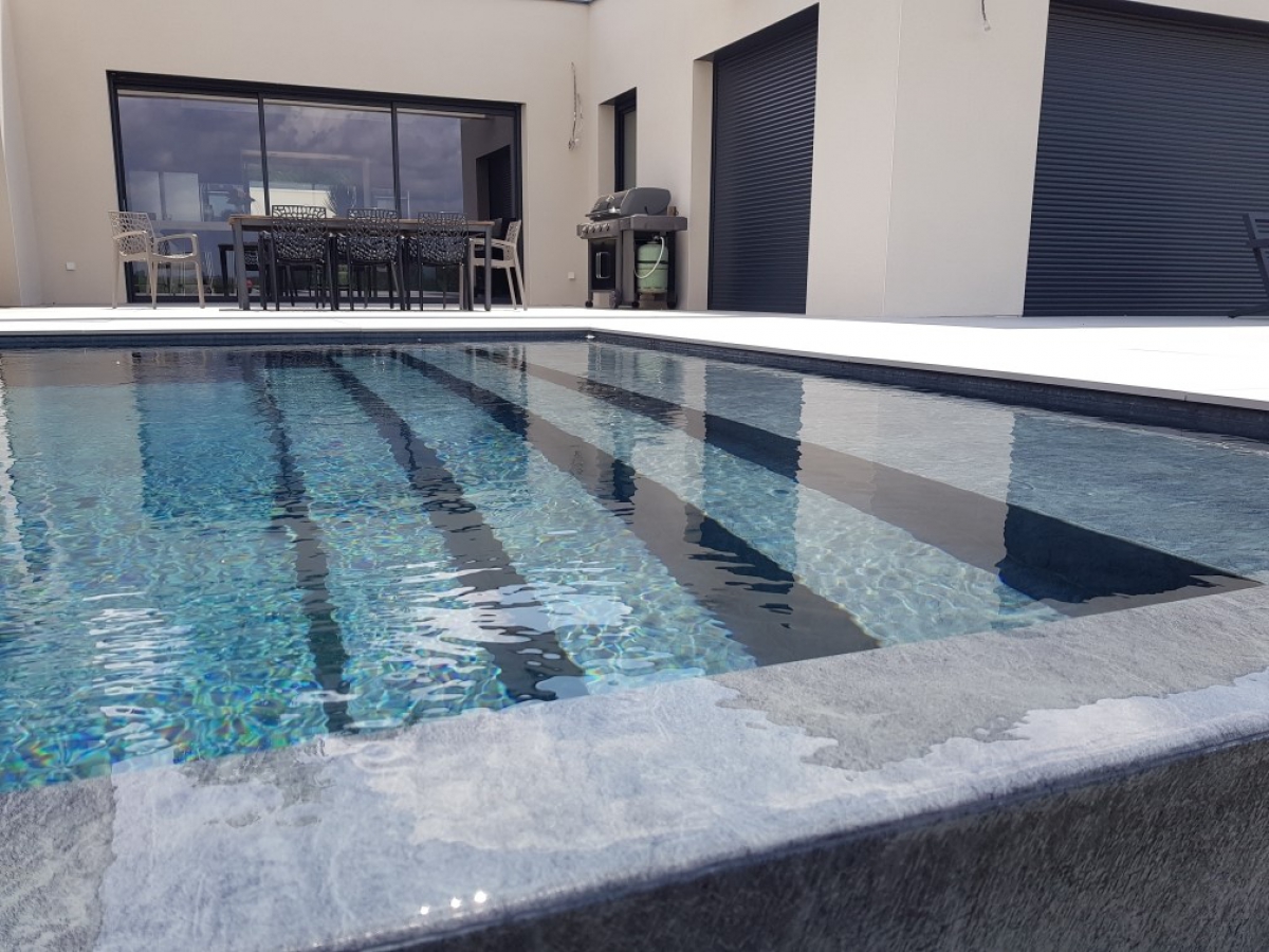 Magnifique piscine à débordement avec grès cérame