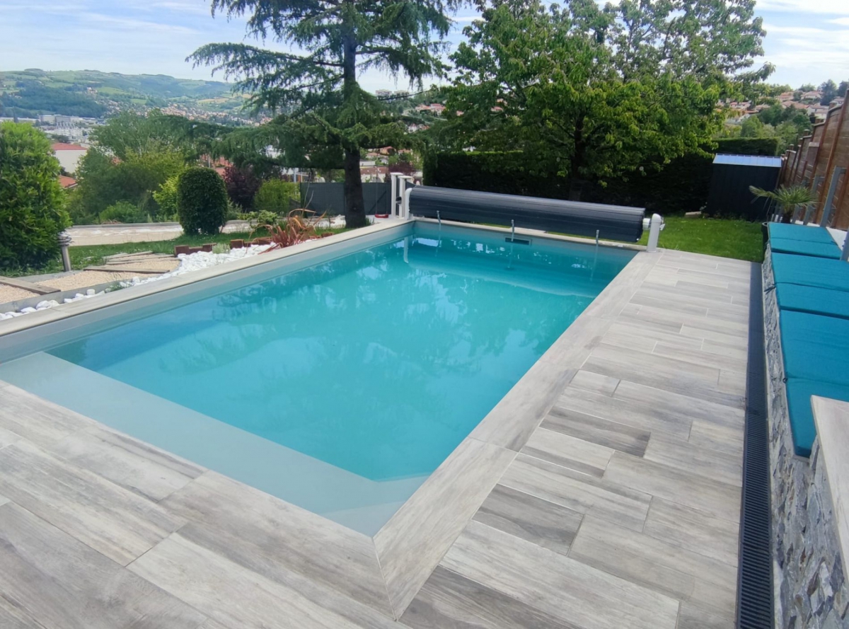 Plage de piscine en eastgrey et muret en parement sprimont