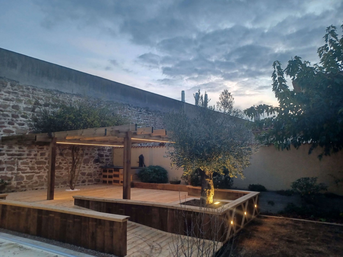 Magnifique terrasse en bois mélèze et abri de jardin