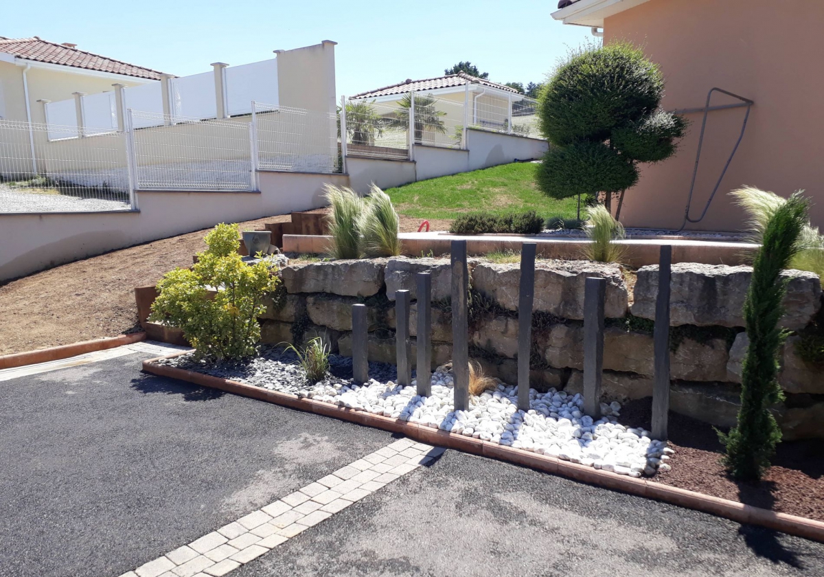 Jardin décoratif zen avec ardoise et bois