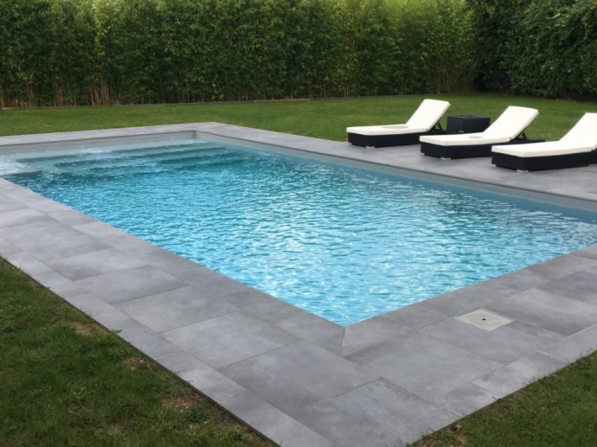 Très belle piscine en carrelage extérieur imitation béton