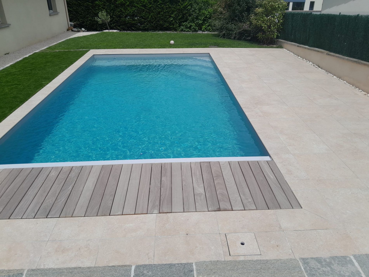 Superbe plage de piscine en grès cérame imitation travertin