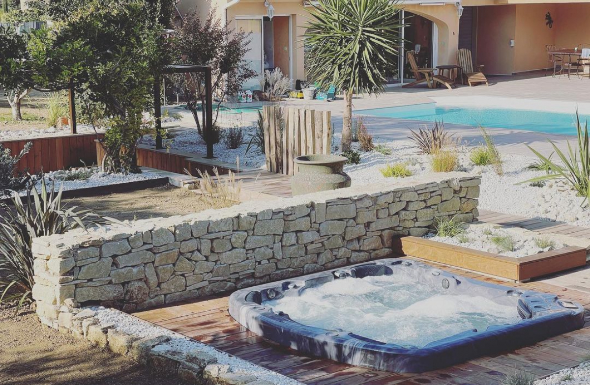 Jardin authentique avec pierre naturelle et bois