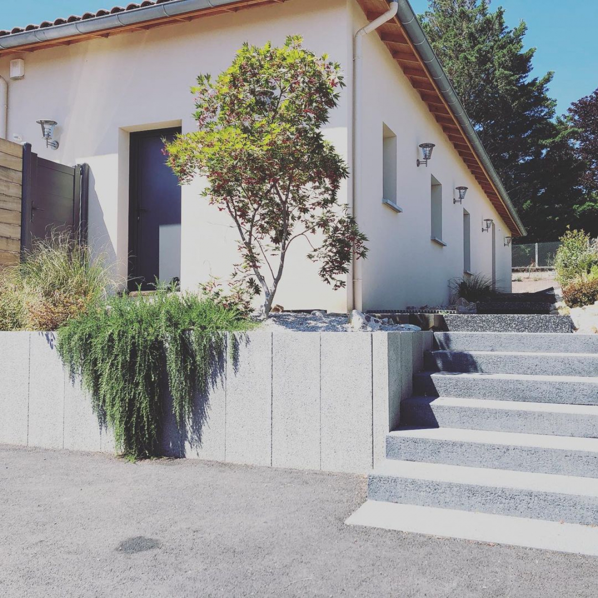 Marche et soutènement en granit