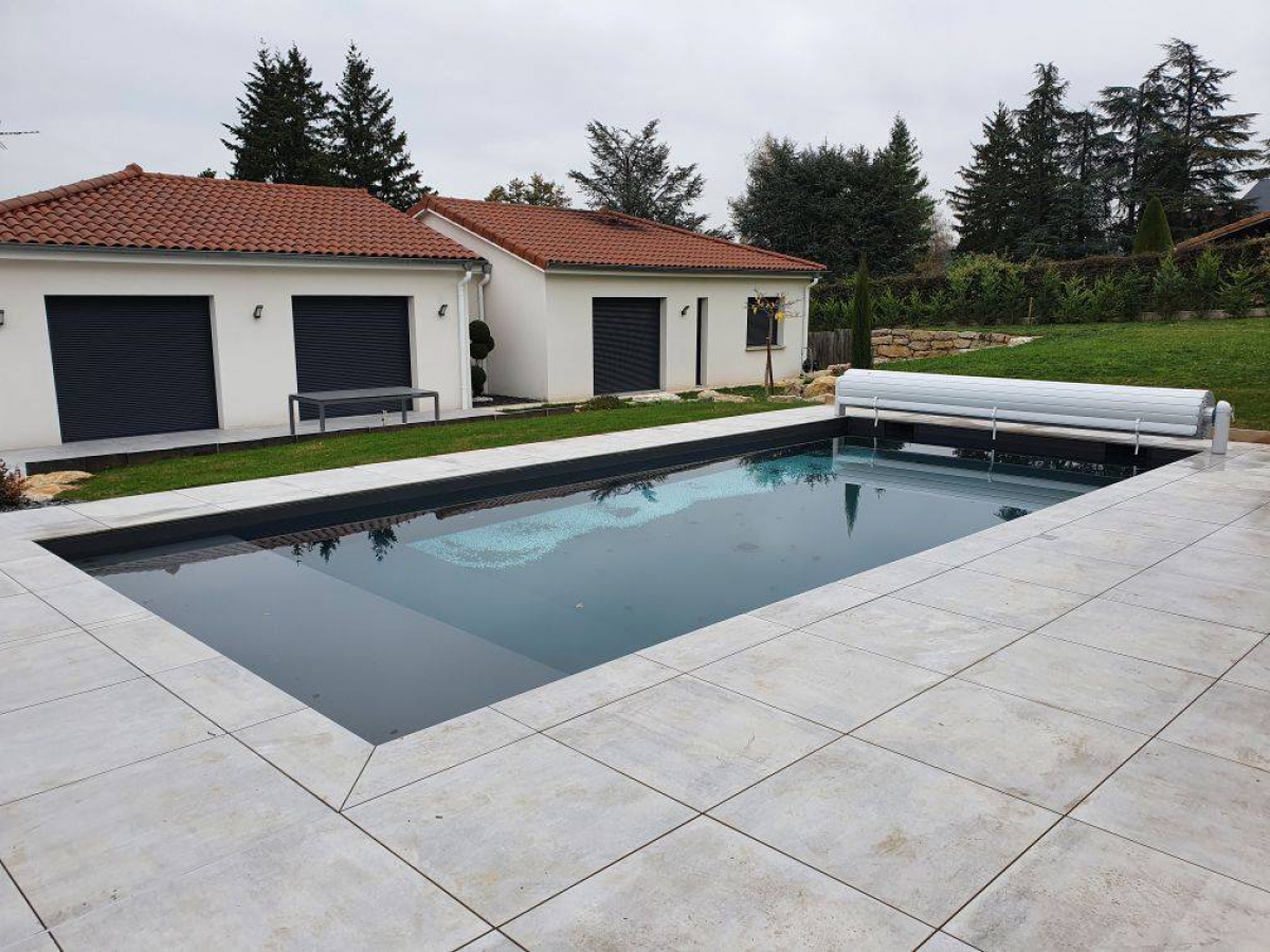 Piscine avec carrelage grès cérame et marche granit
