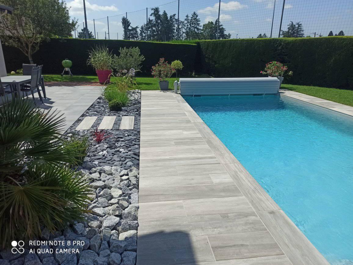 Terrasse en carrelage grès cérame gris