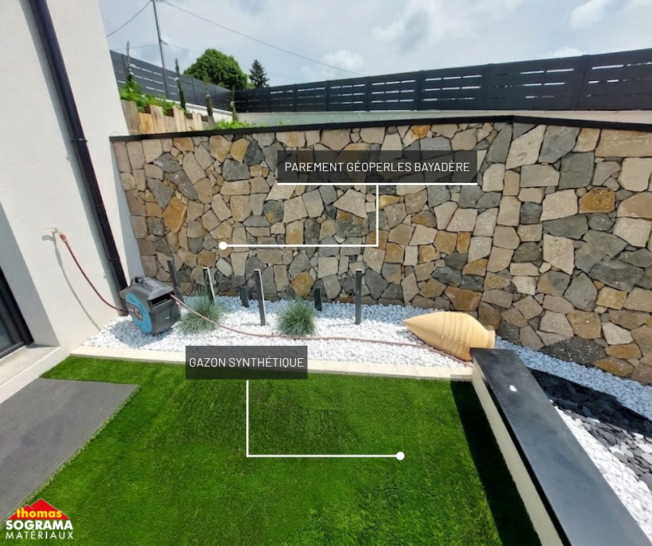 Sublime aménagement extérieur en parement, galets et gazon