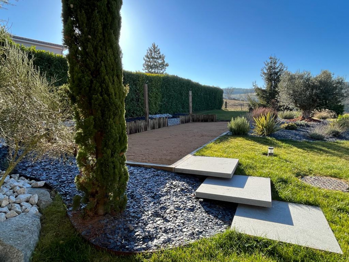 Terrain de pétanque et jardin et piscine en pierre naturelle