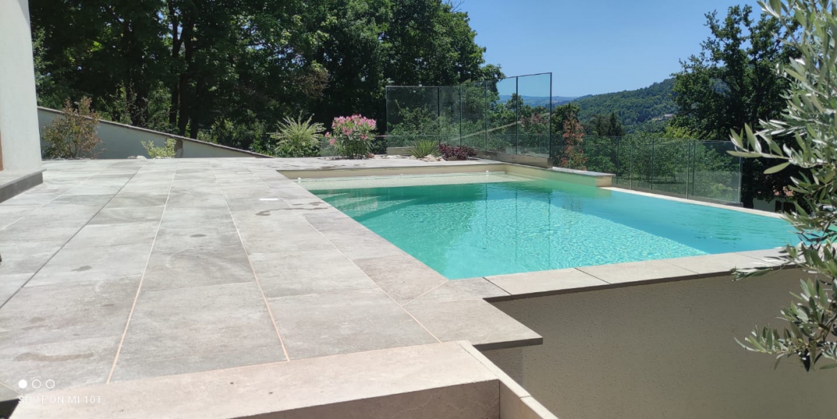 Superbe piscine et massif avec garde corps en verre