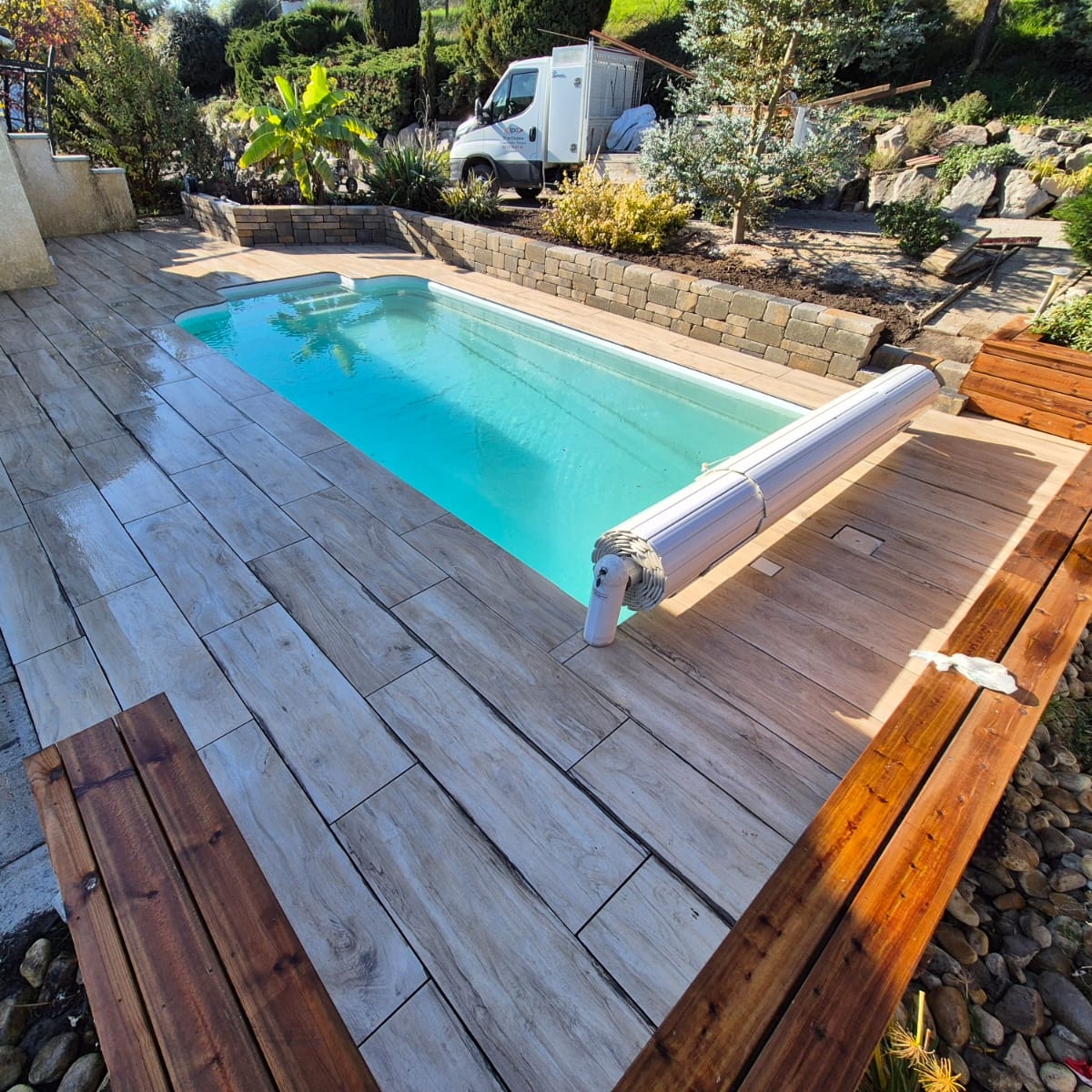 Superbe aménagement de piscine avec margelles façonnées